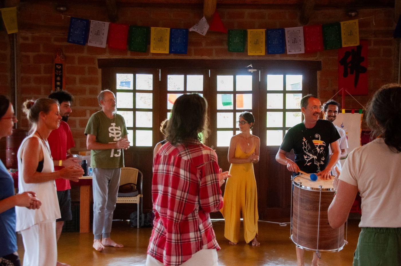Roda de TaKeTiNa com bandeirinhas tibetanas
